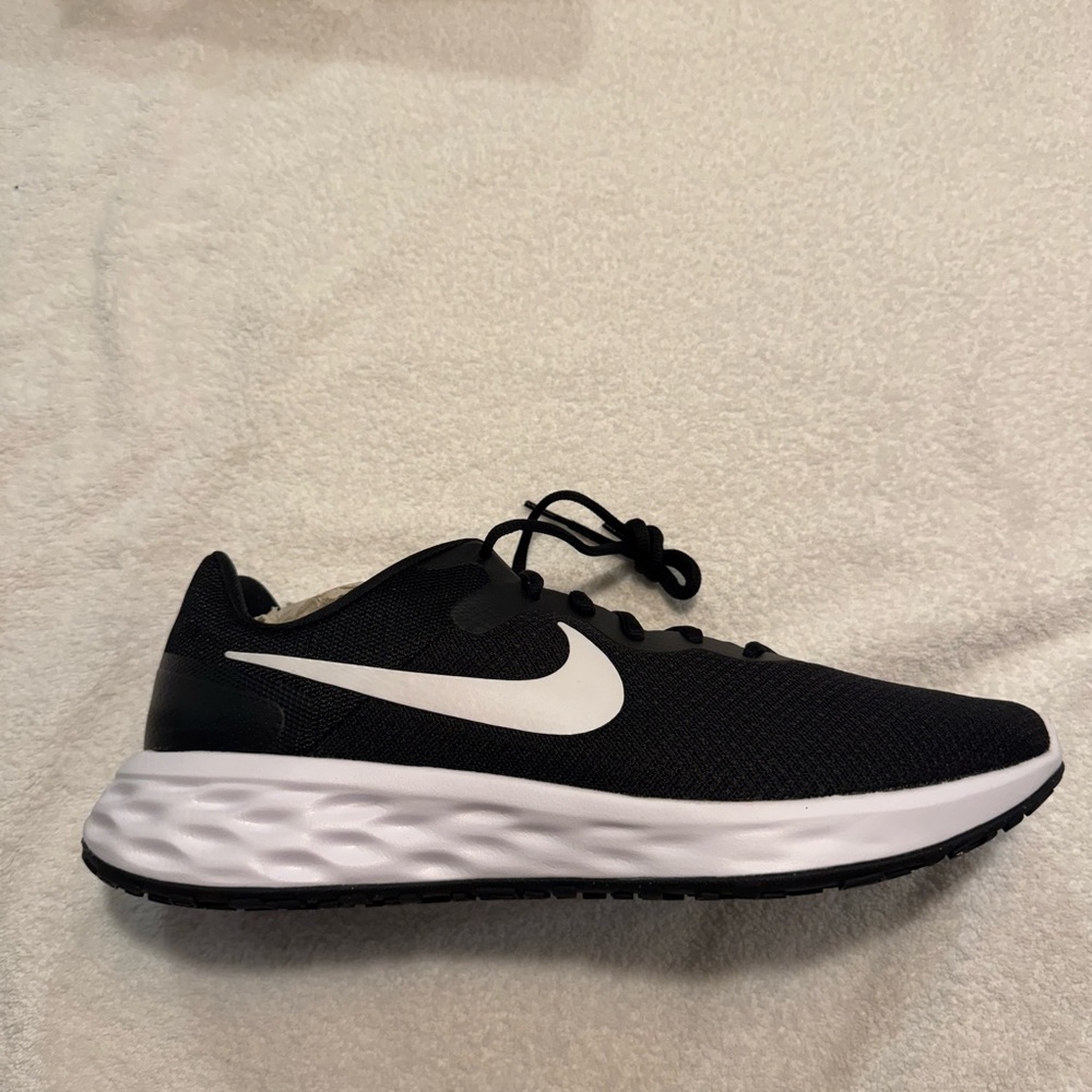 NEW IN BOX NEVER WORN Nike Revolution 6 NN